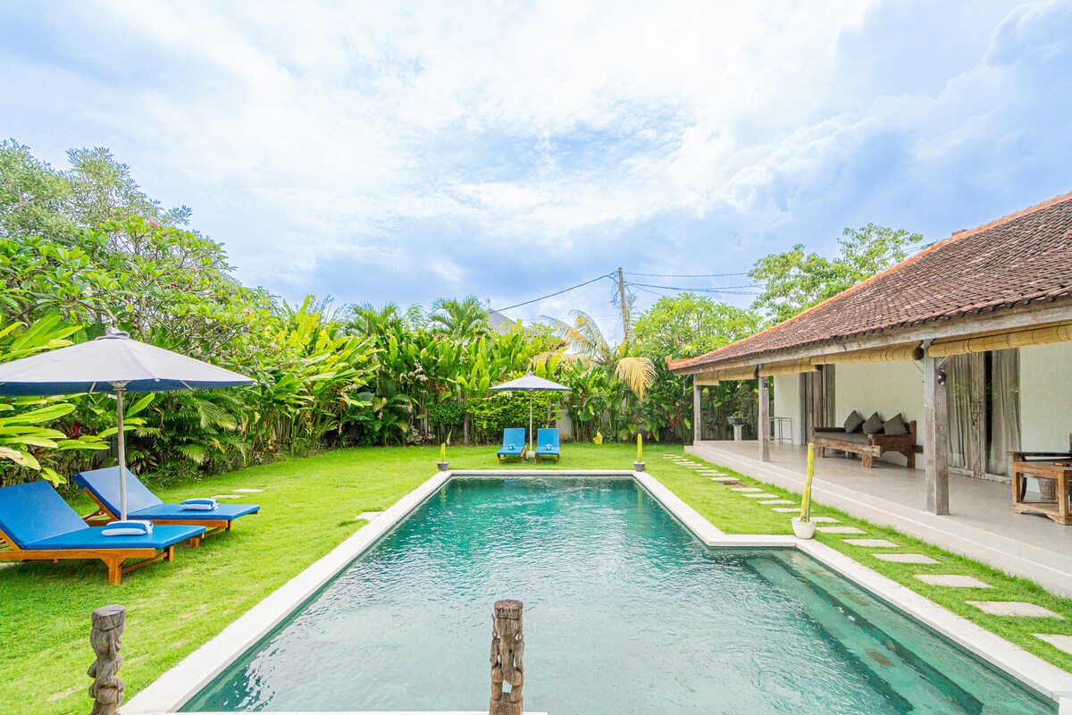 乌鲁瓦图宽敞的热带四卧别墅，带游泳池