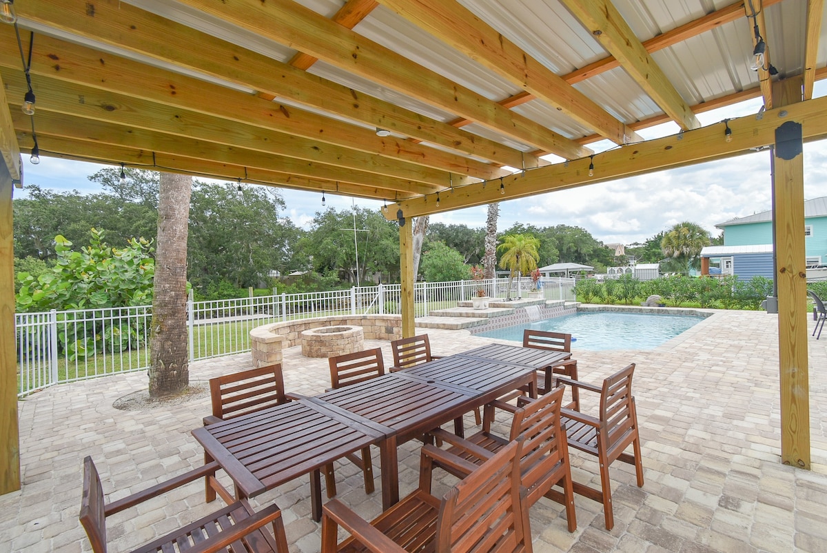 Salty Beach-Heated Pool, Private Dock, Lovely Home