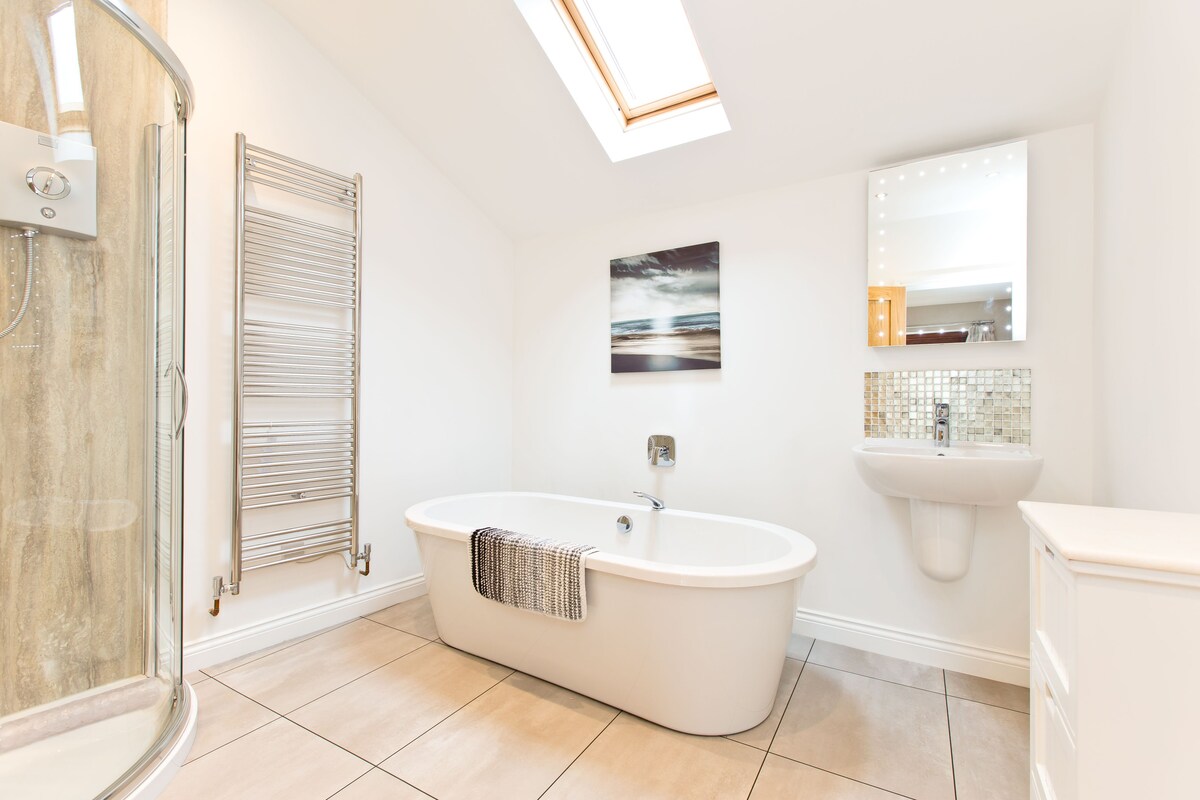 Sleeps 10 Stylish Modern Barn, walk into Bakewell