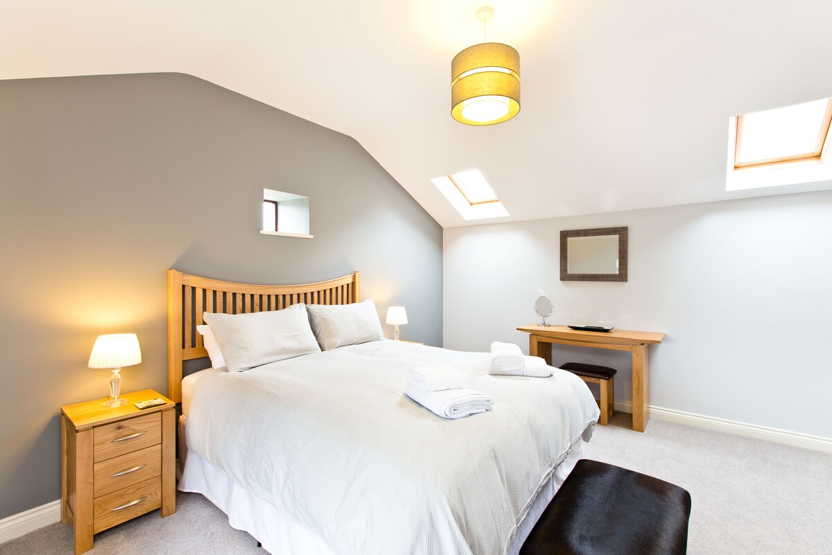 Sleeps 10 Stylish Modern Barn, walk into Bakewell