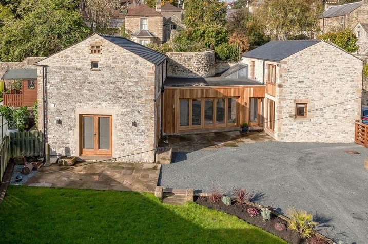 Sleeps 10 Stylish Modern Barn, walk into Bakewell