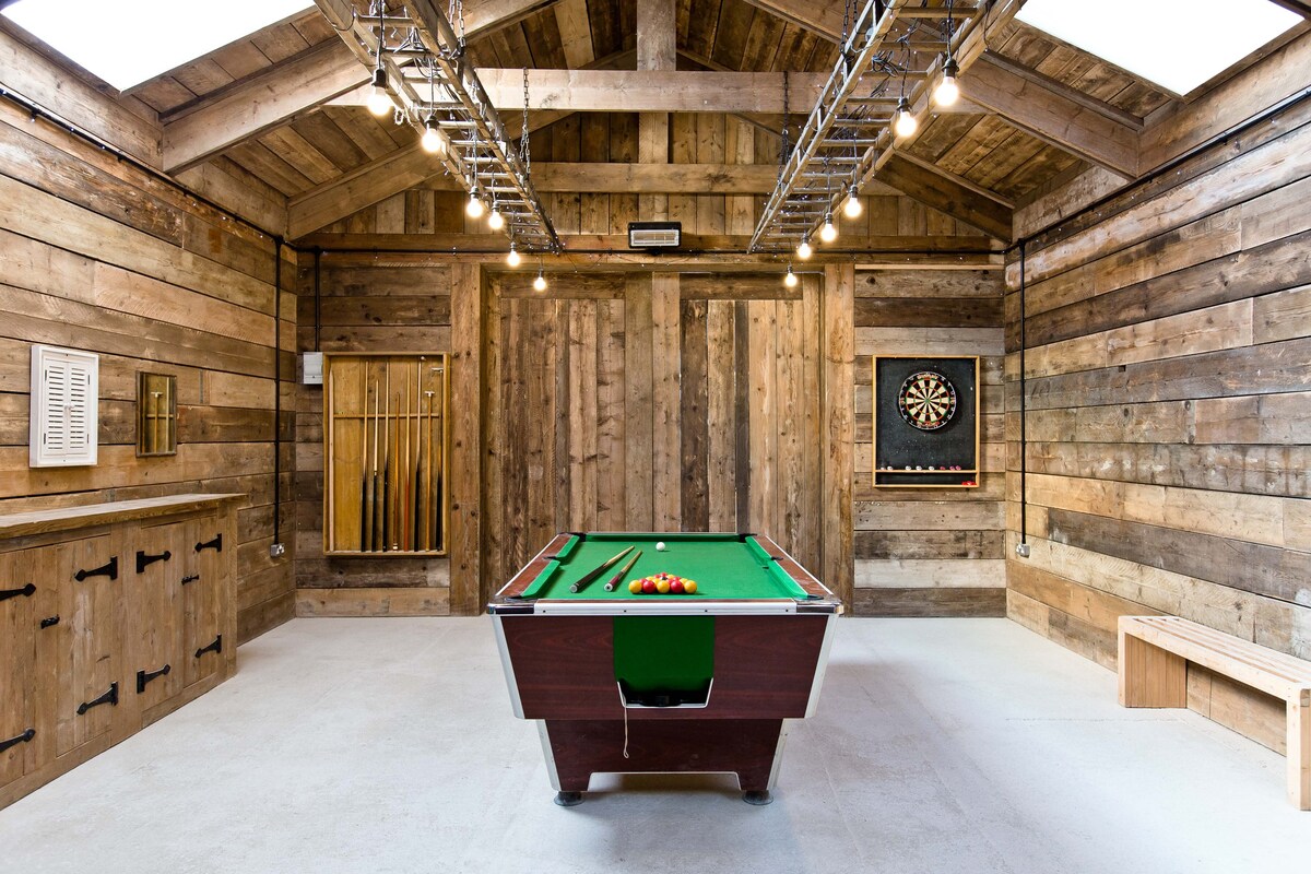 Sleeps 20 | Rural Barn Conversion with games room