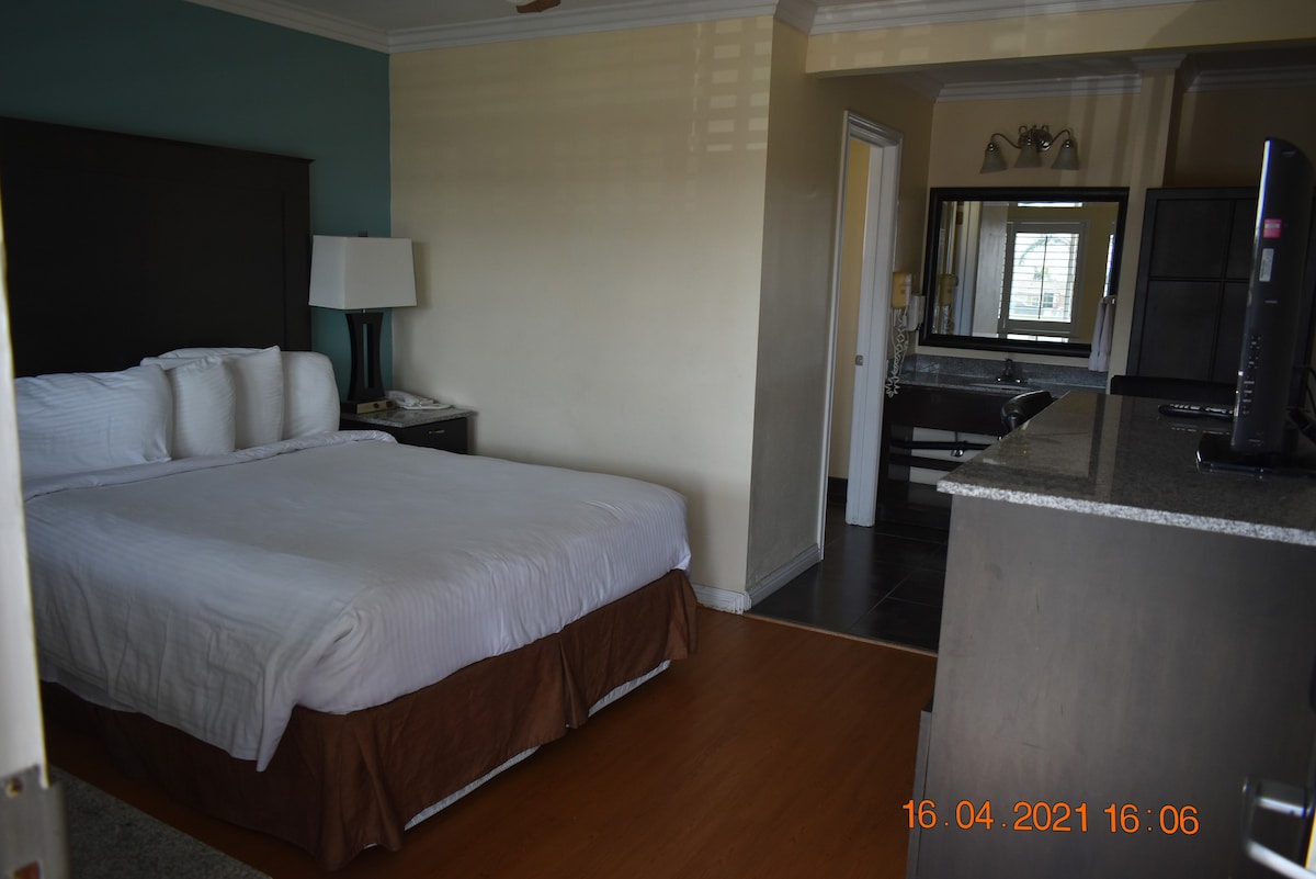Rockview Inn & Suites ，一张标准双人床房间二楼