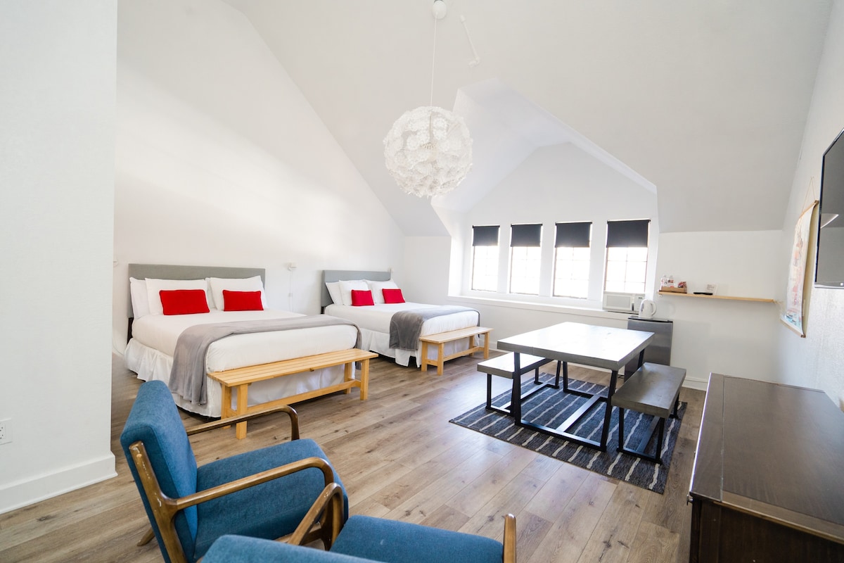 Solvang精品酒店2张标准双人床卧室