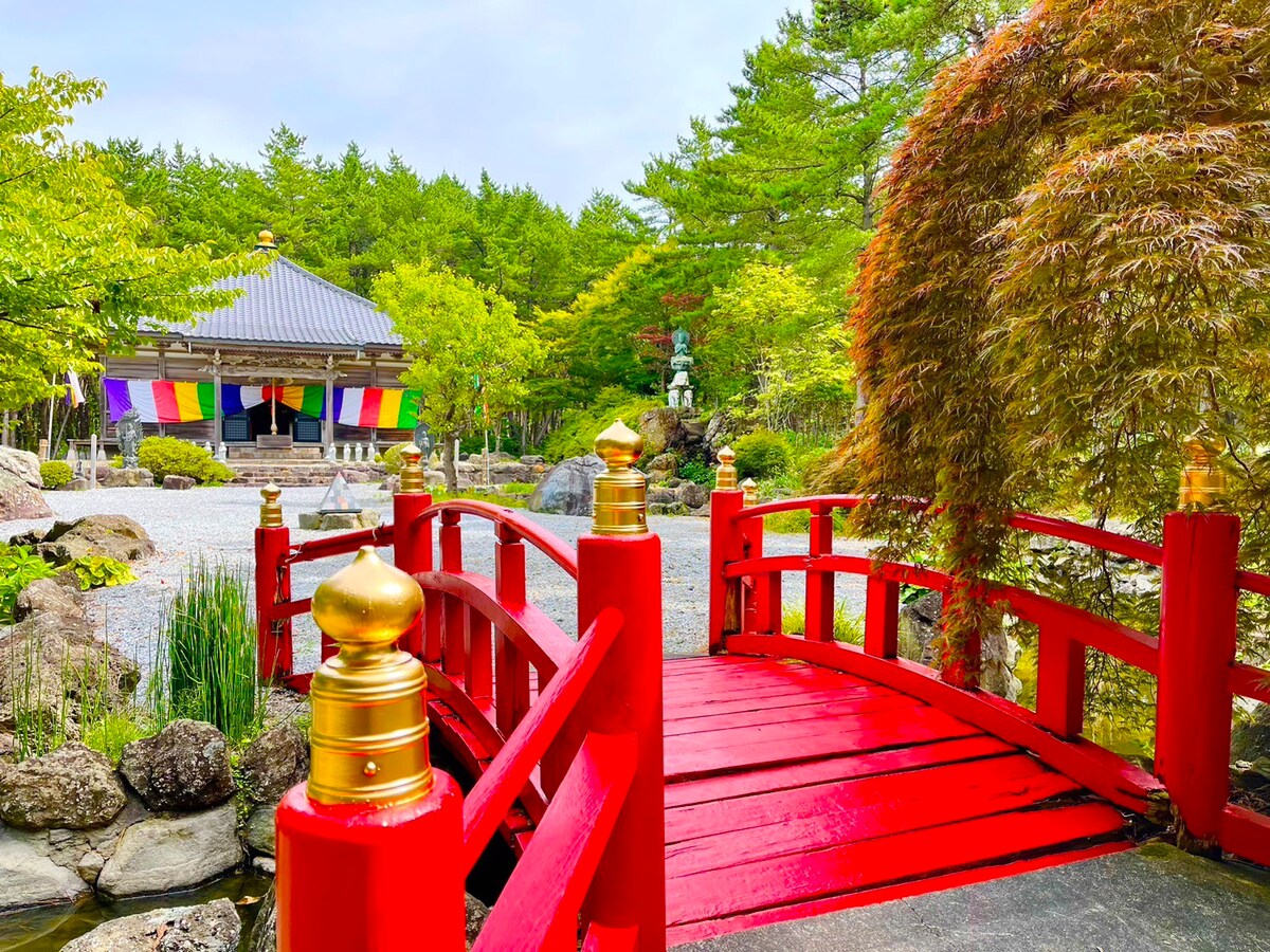 每天仅限一组成人入住的隐蔽旅馆，穿过私人租赁寺庙的整个私人大厅　