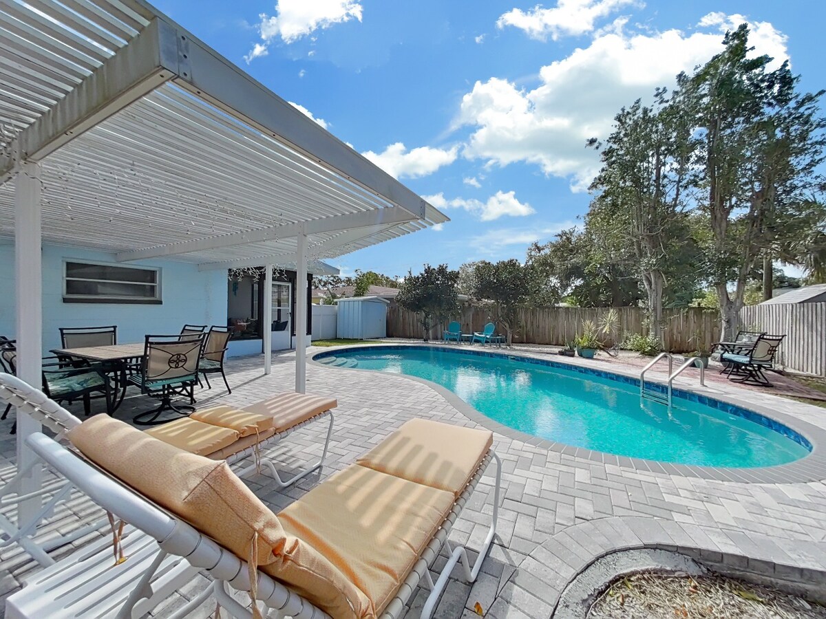 Great Neighborhood Pool Home; 10 min to Downtown!