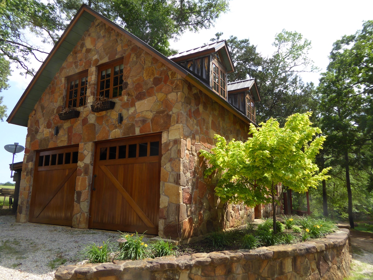 THE NEST - RUSTIC SERENE GARAGE/STUDIO