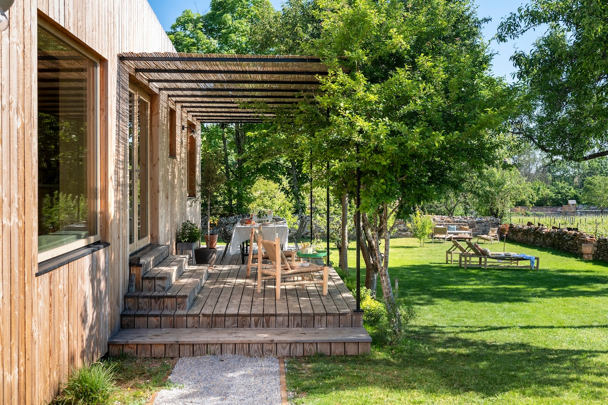 Casa Ladoit |可欣赏葡萄酒园景观的建筑房屋