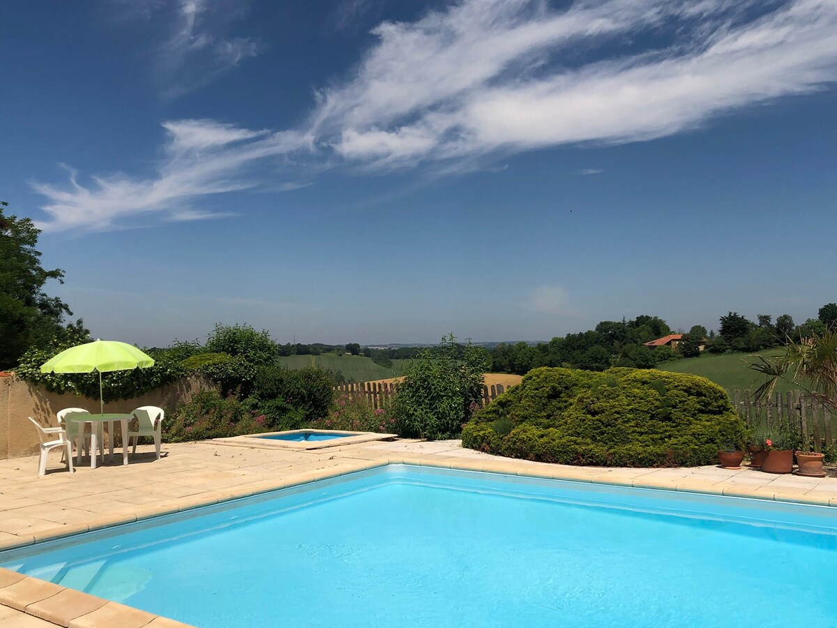 Vue magique sur un lac dans domaine avec piscine