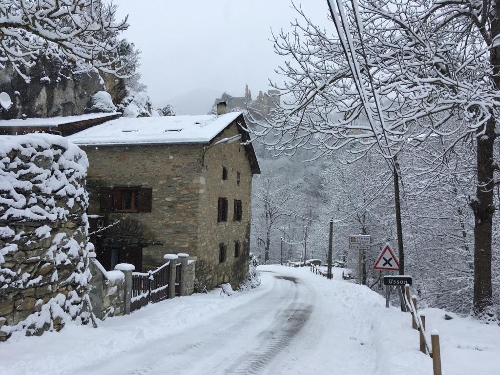 Maison en pierre, jardin avec rivière, montagne