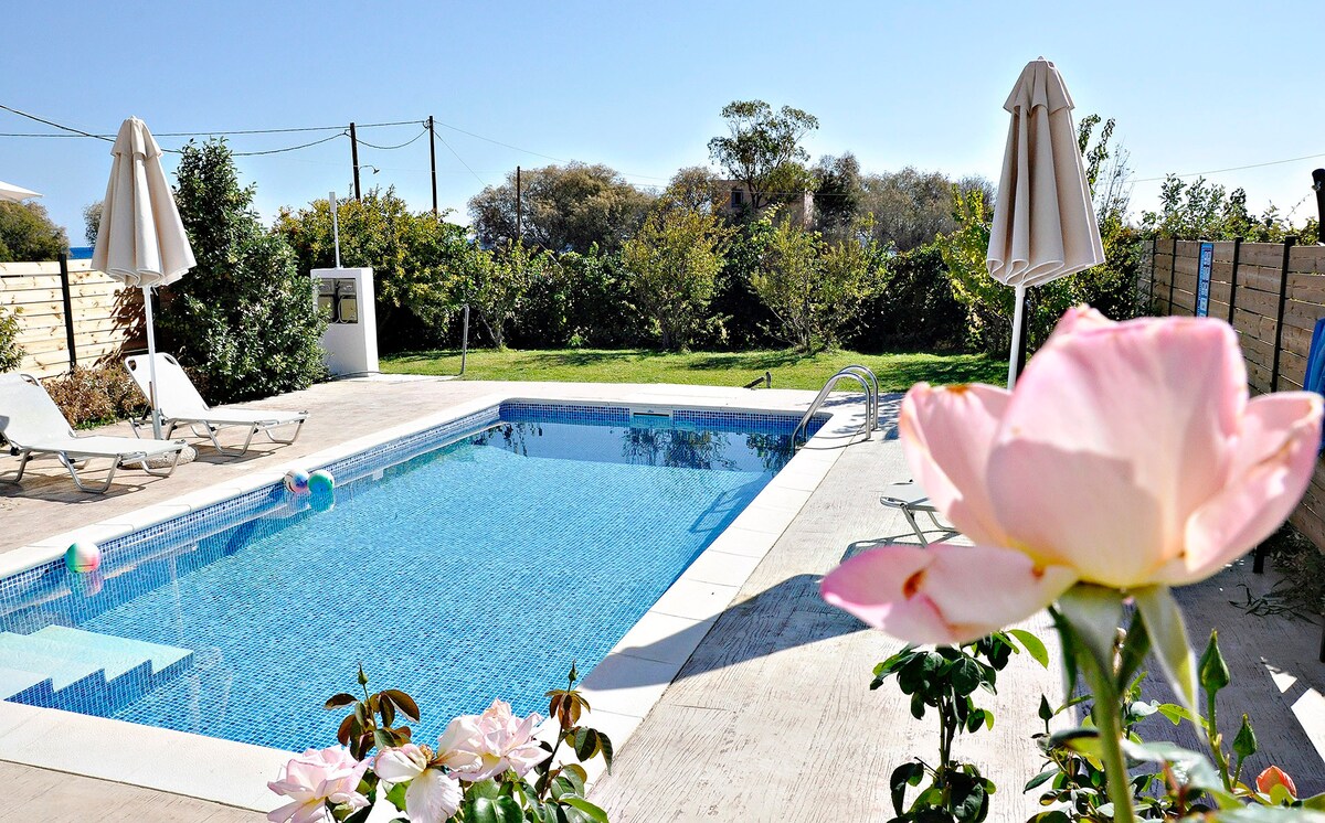 Villa Gardenia next to the sea with private pool