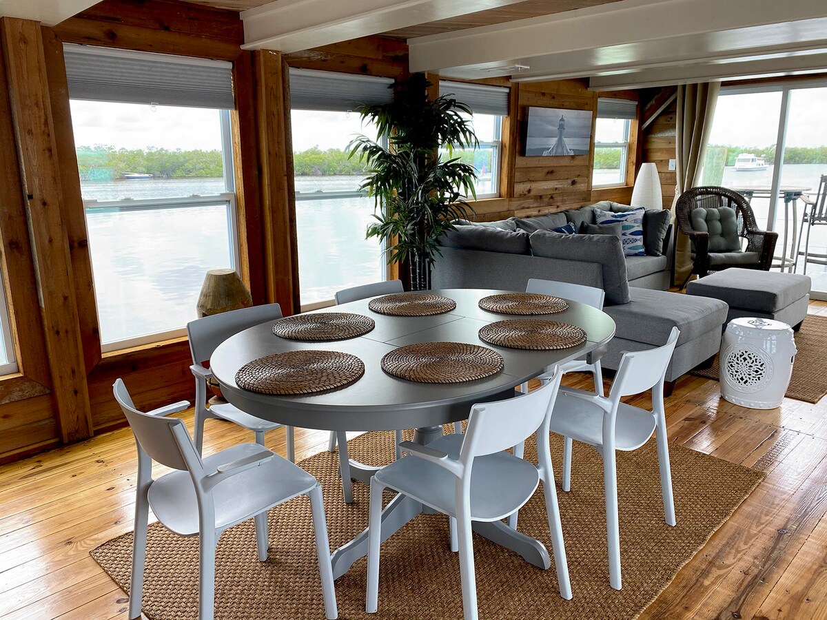 Aqua Lodge Houseboat "The Grey Lady"
