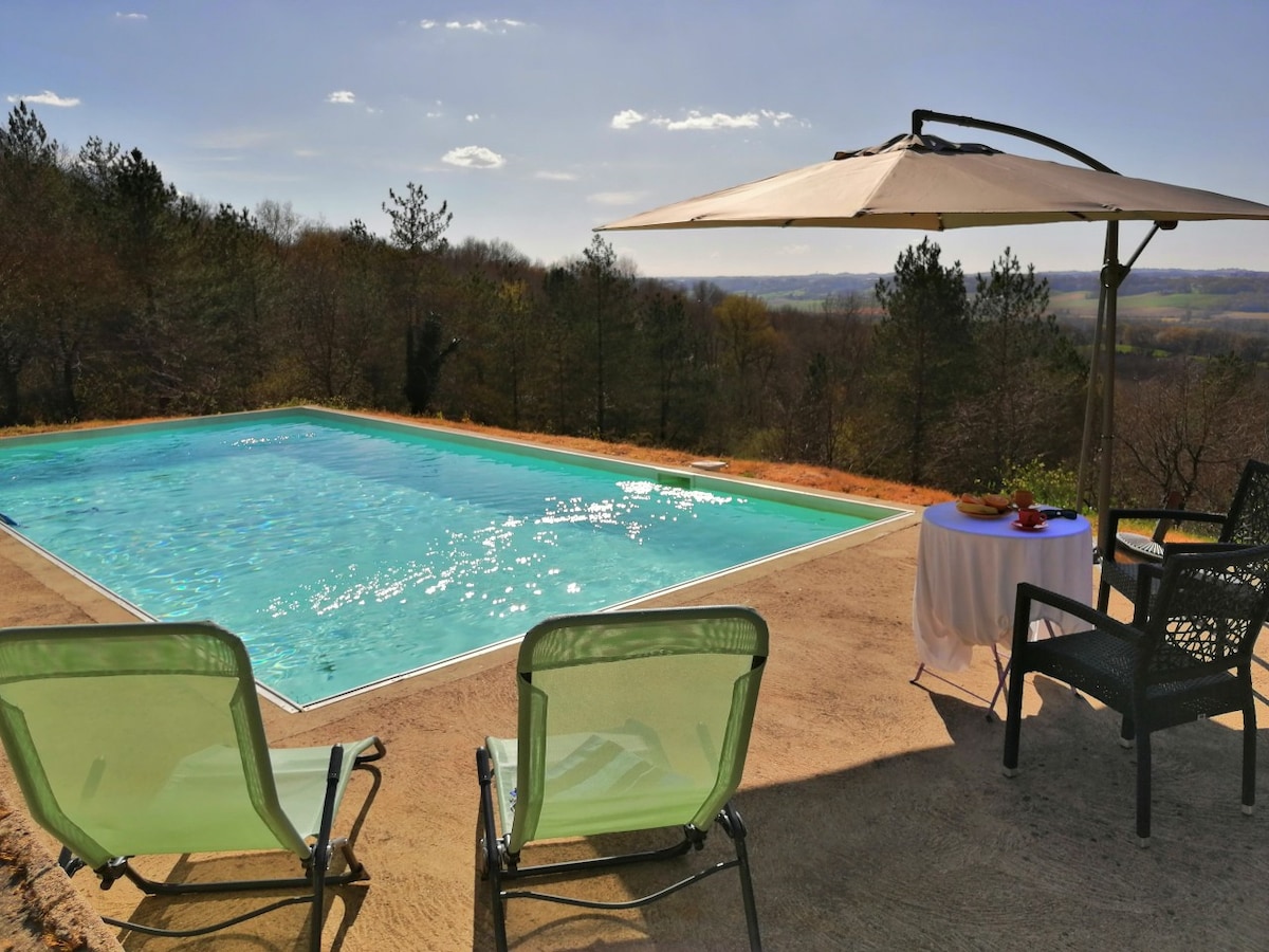 Maison isolée avec piscine au milieu des bois