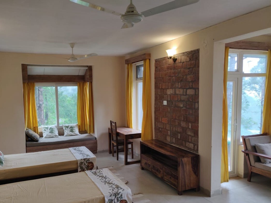 Azalea Resort: Family Suite with Bkfst/Dner, Tehri