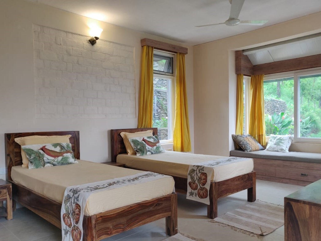 Azalea Resort: Family Suite with Bkfst/Dner, Tehri