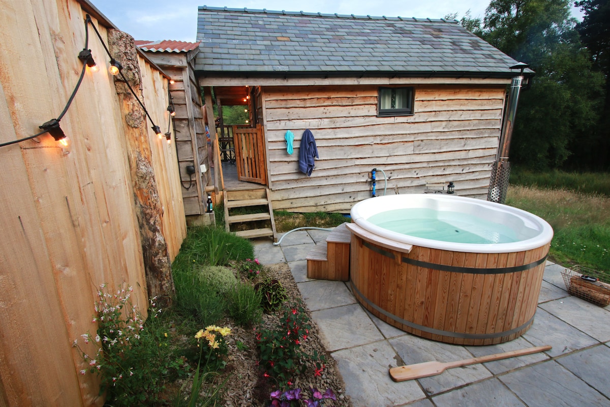 Pen Carreg- Log Cabin and Welsh Glamping