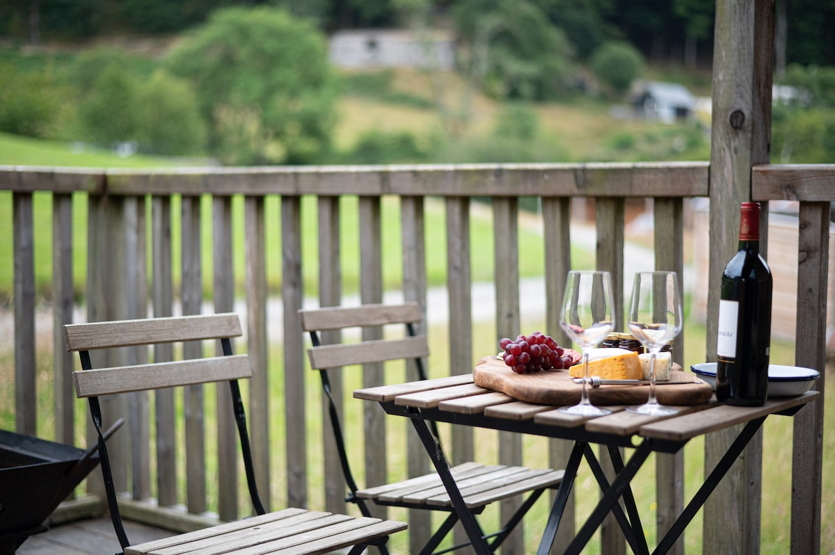 Pen Carreg- Log Cabin and Welsh Glamping