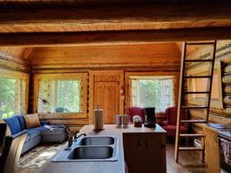 坐落在松树林中的舒适小屋「Bears Den」。