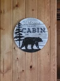 坐落在松树林中的舒适小屋「Bears Den」。