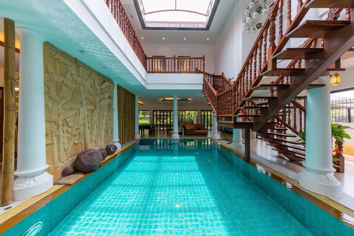 豪华泳池别墅，带室内专属泳池