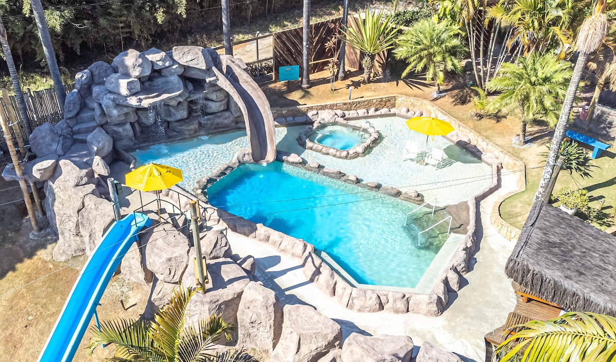 私人度假村设有加热主题游泳池。