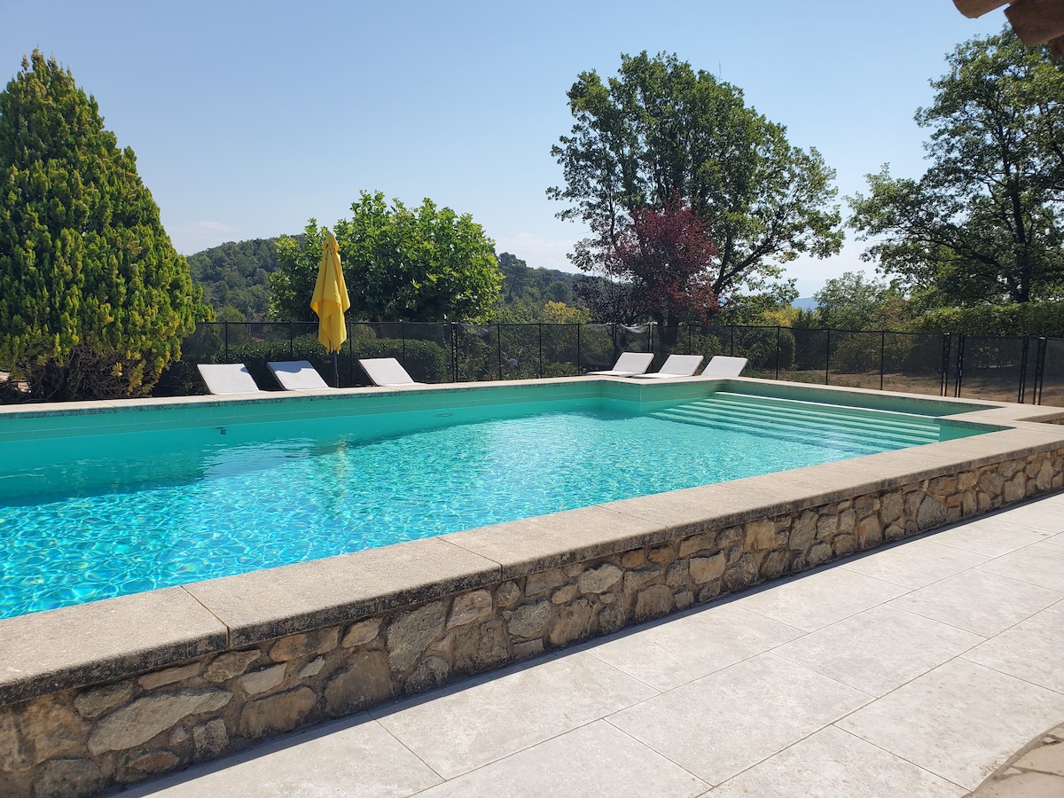 Grand Jas provençal avec tennis et piscine privés