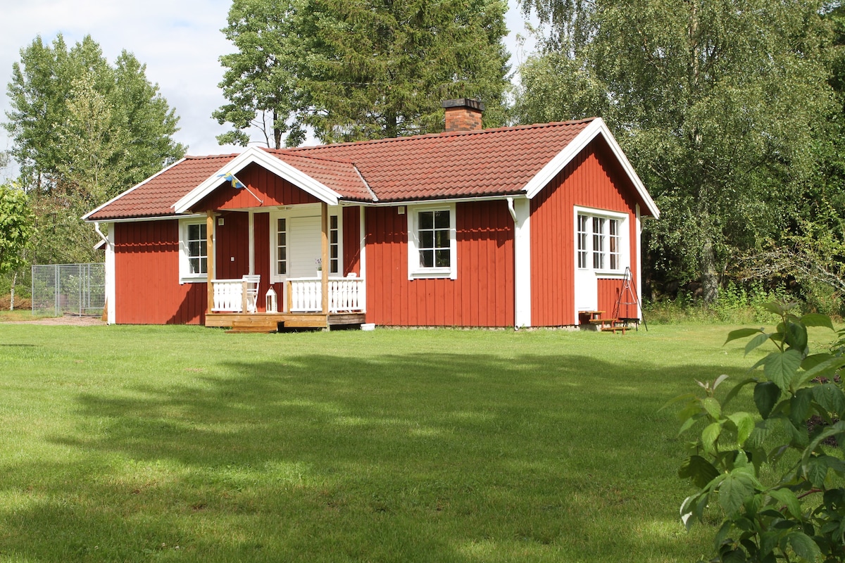 在Småland森林乡村小屋安静入住
