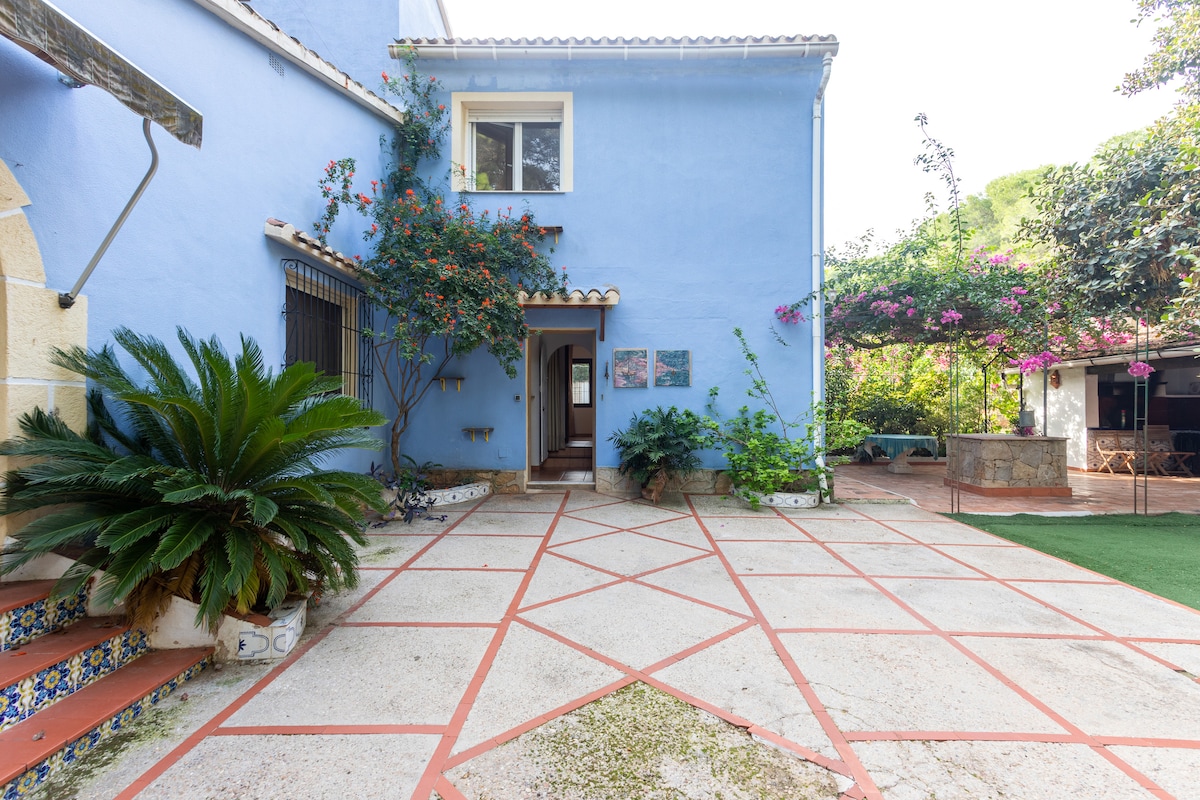 Estudio en Las Rotes, junto al paseo marítimo.