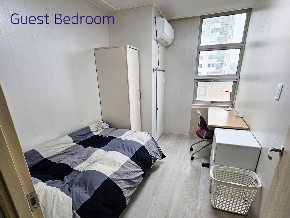 2 Bedroom apt. near Gongdeok station (공덕역)