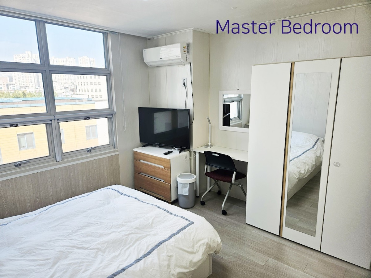 2 Bedroom apt. near Gongdeok station (공덕역)