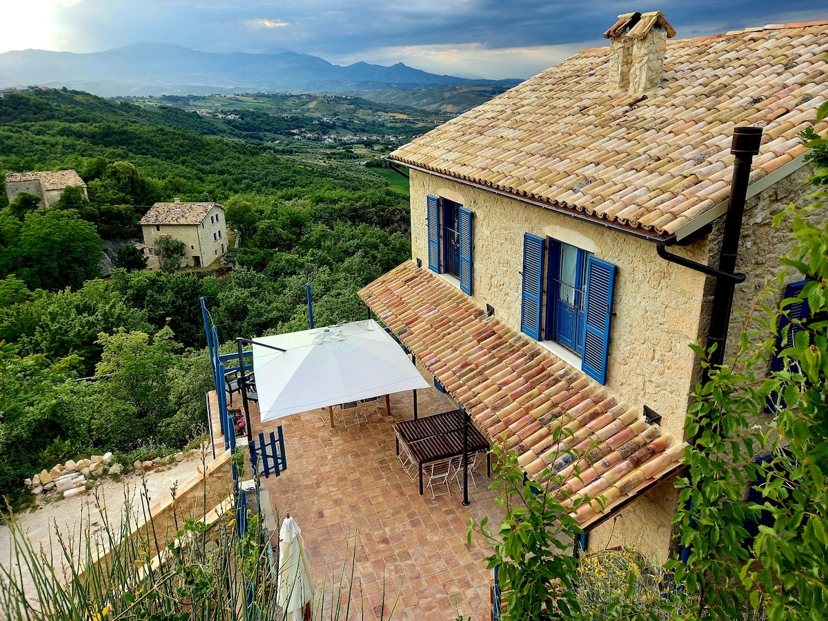 La casa dalle finestre blu