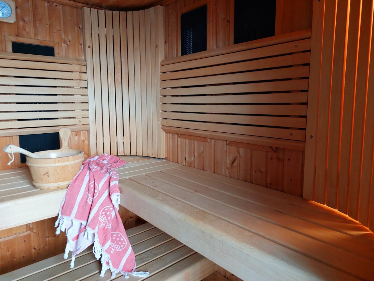 Luxe gastenverblijf met zwembad en sauna.