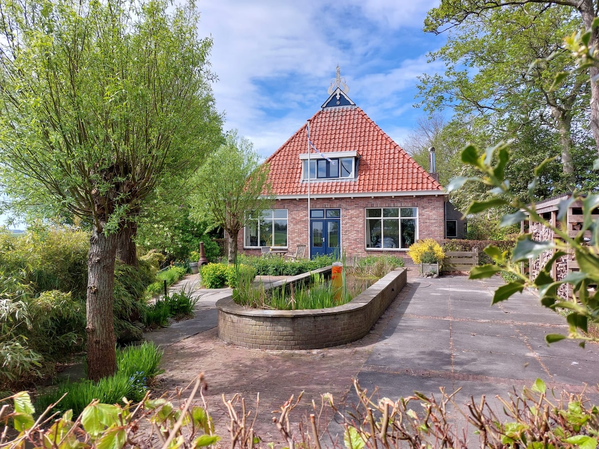 Luxe gastenverblijf met zwembad en sauna.