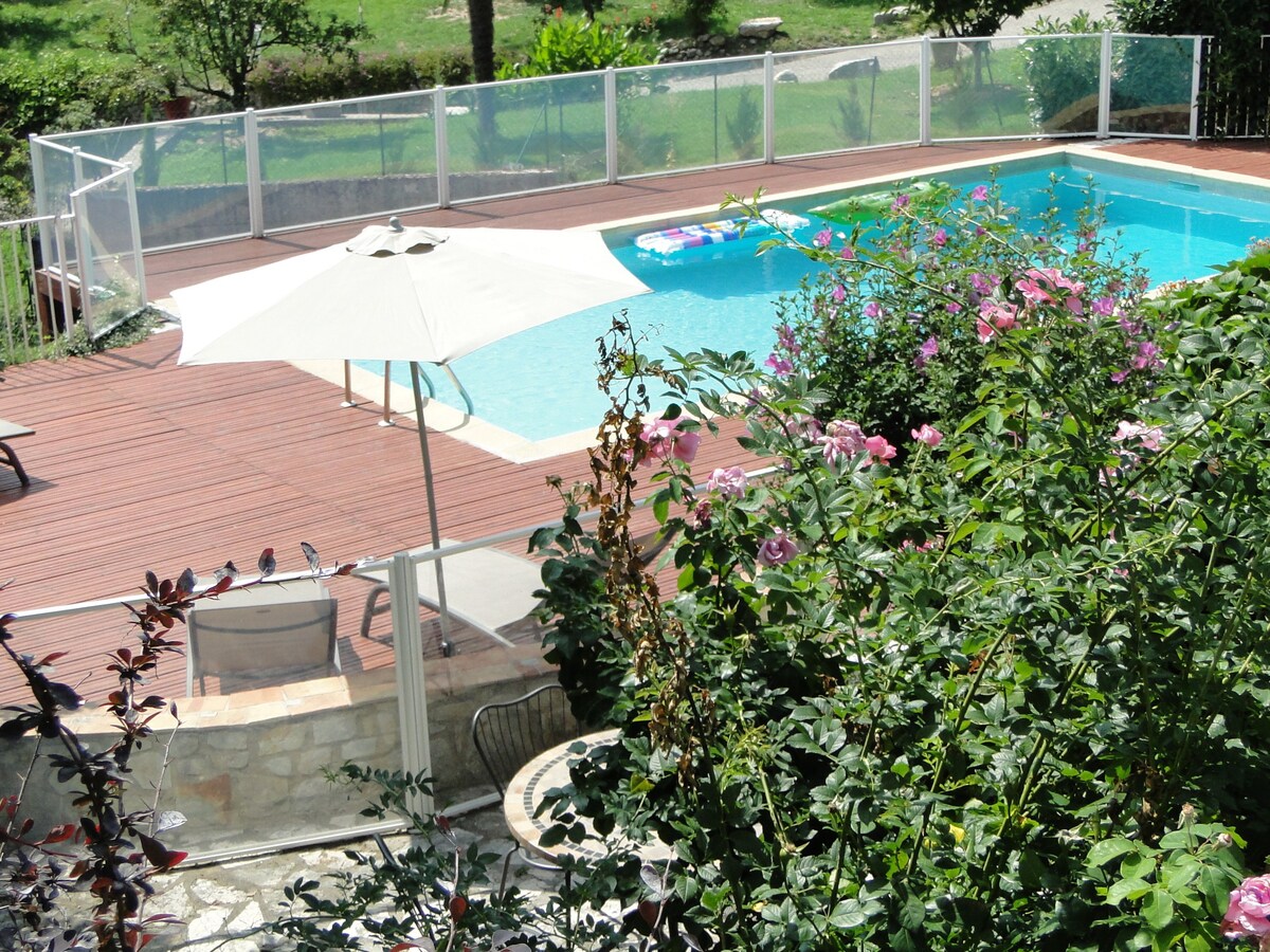 Gîte Mas de Sarjac, piscine, sud Ardèche, 5 pers