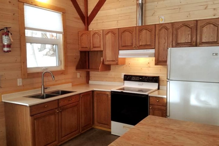 Valhalla Pines Tree Hut with WIFI, and amenities