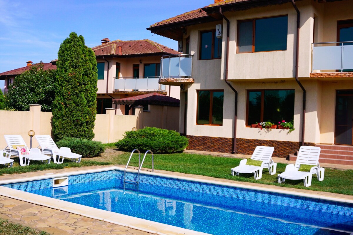 Villa Vanya - private pool, 3 km from Bolata beach