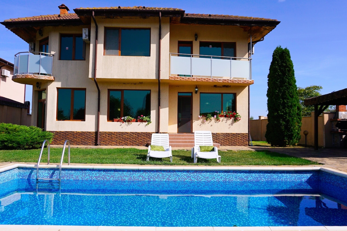 Villa Vanya - private pool, 3 km from Bolata beach