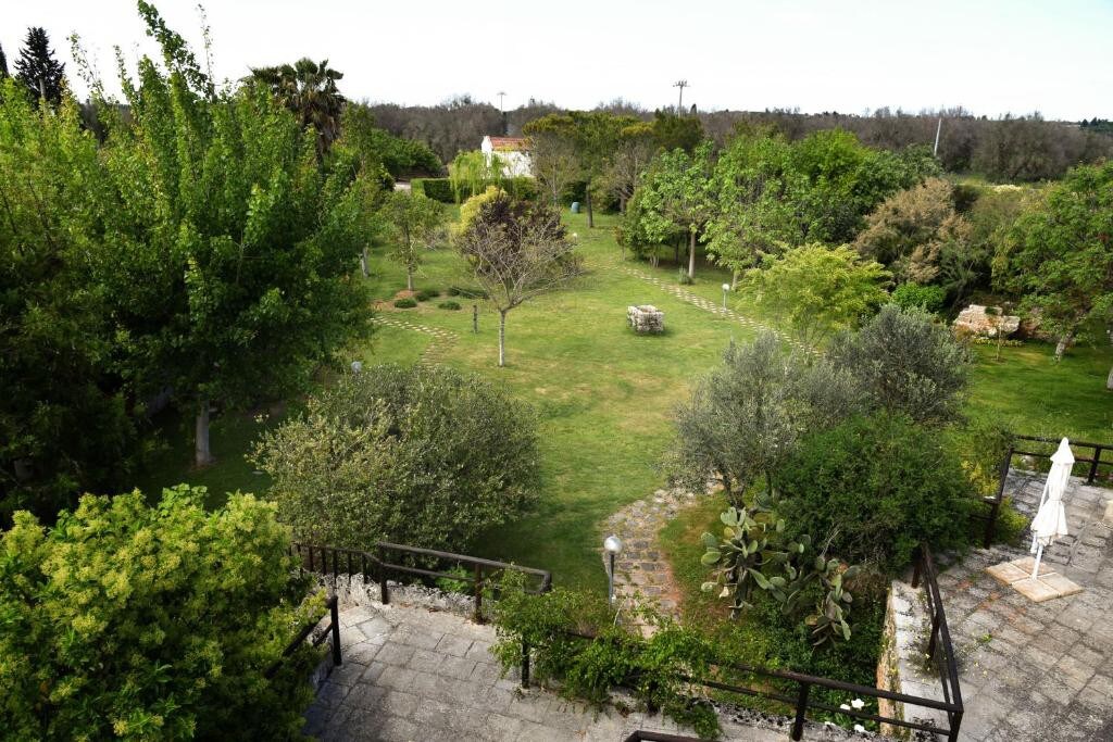 Casa Acanto ：带泳池的植物园