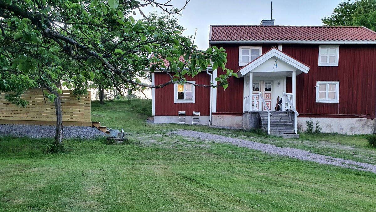 位于乡村地区的迷人小屋