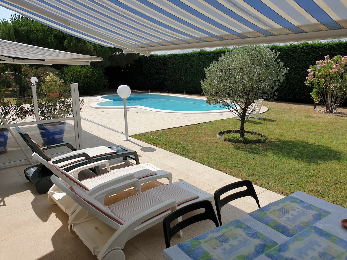 Studio meublé 2 pièces, jardin, piscine près plage