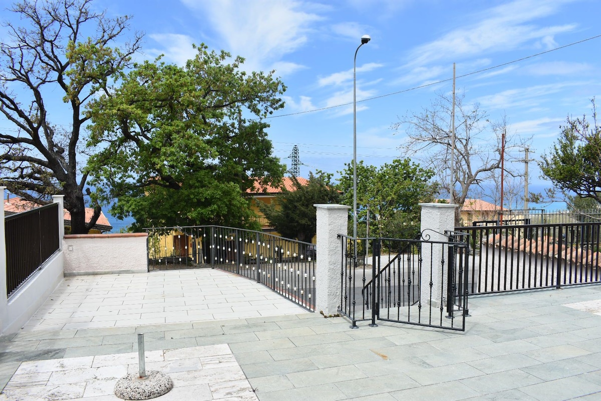 CASA INDIPENDENTE CON VISTA MARE