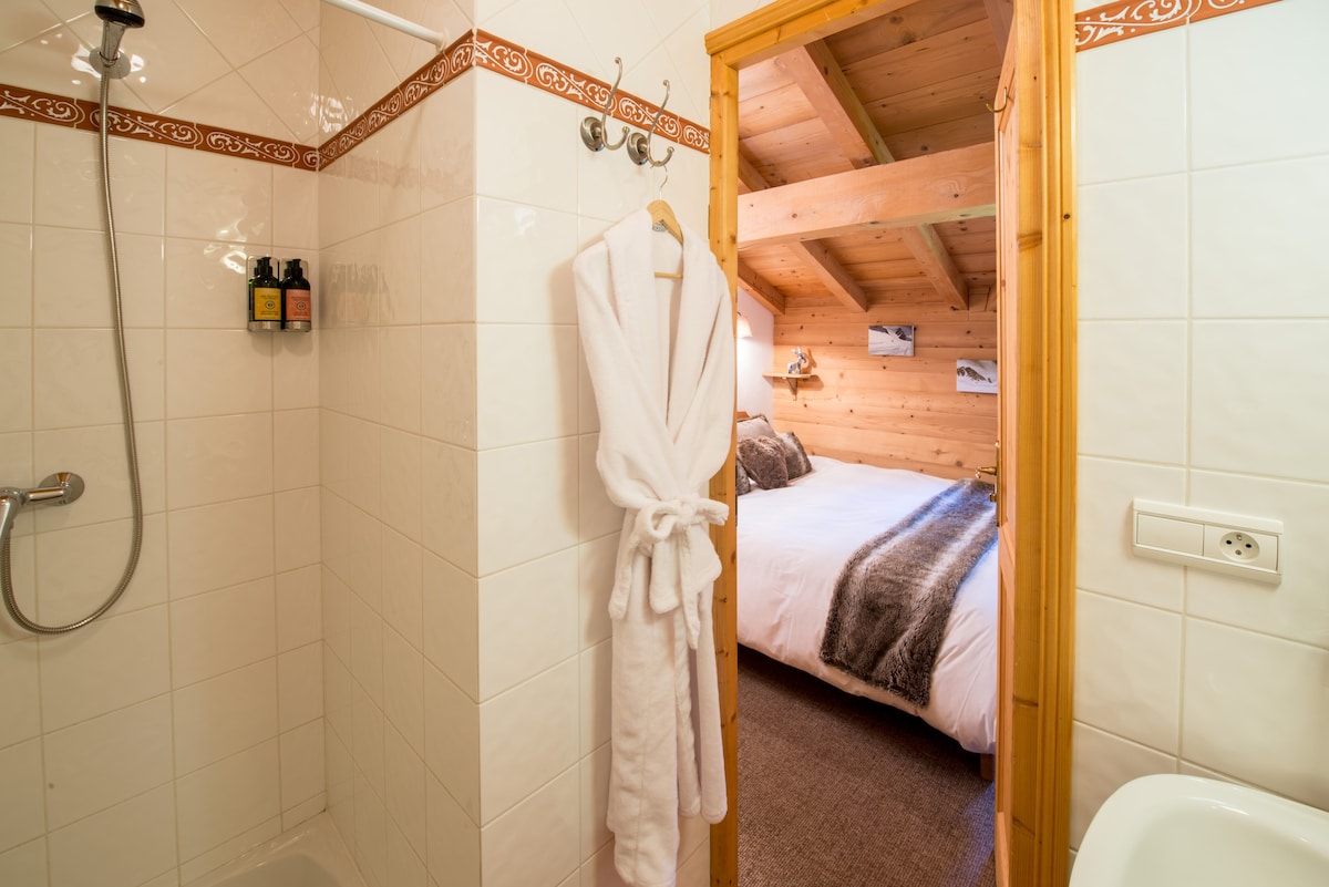 带热水浴缸的舒适度假木屋，可容纳14 Courchevel Valley