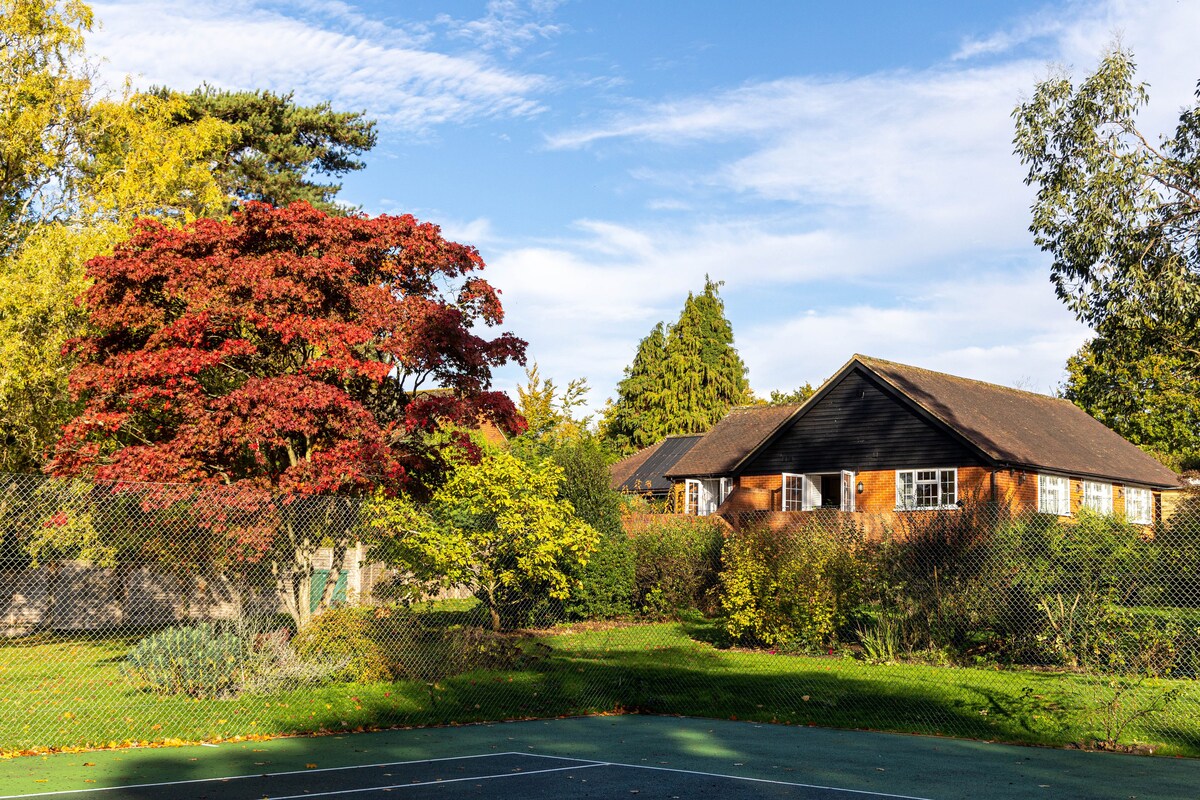 Lavender Cottage - lovely gardens & tennis court