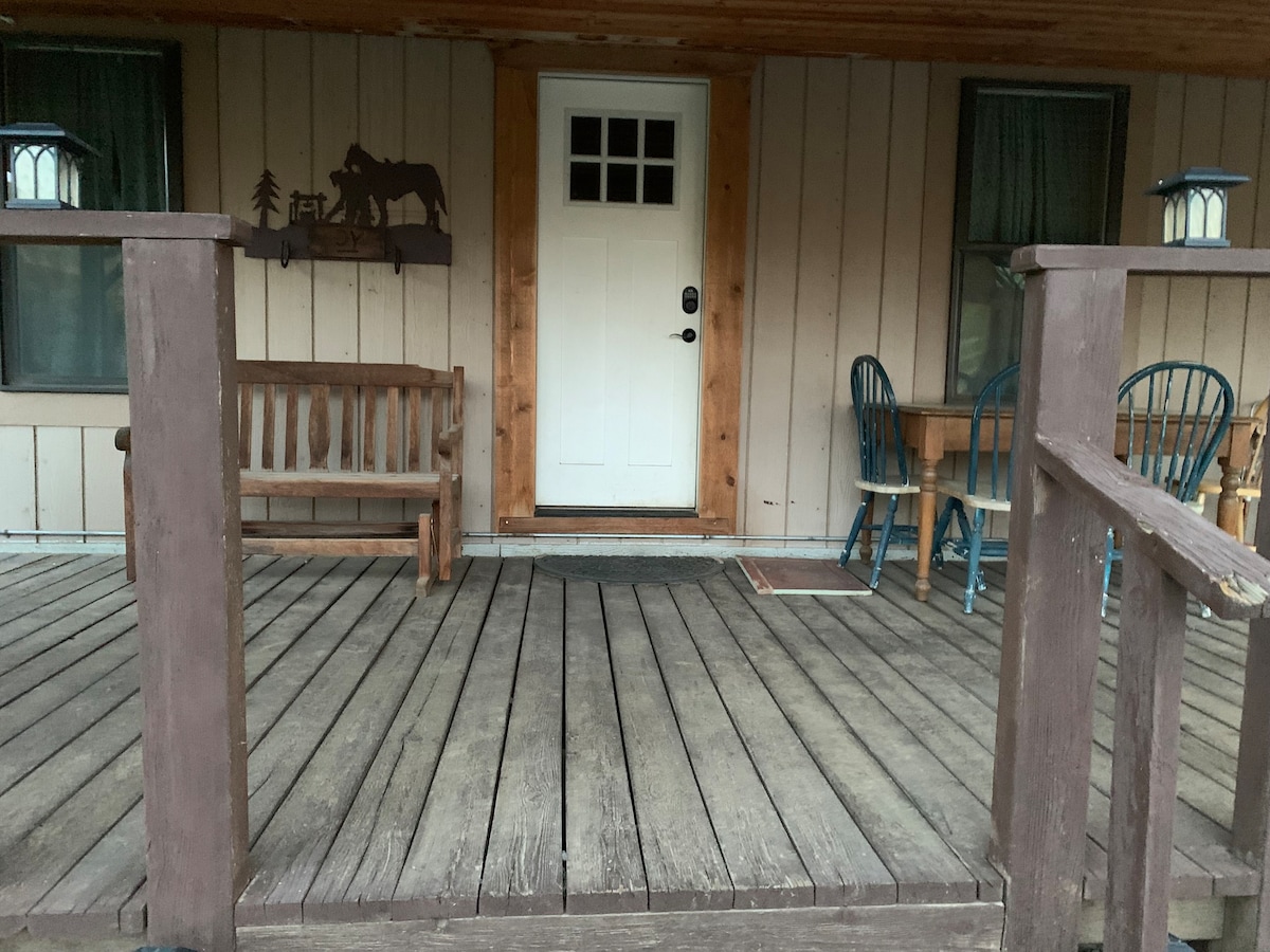 Pedersen Family Ranch的Rustic Cowboy Bunkhouse