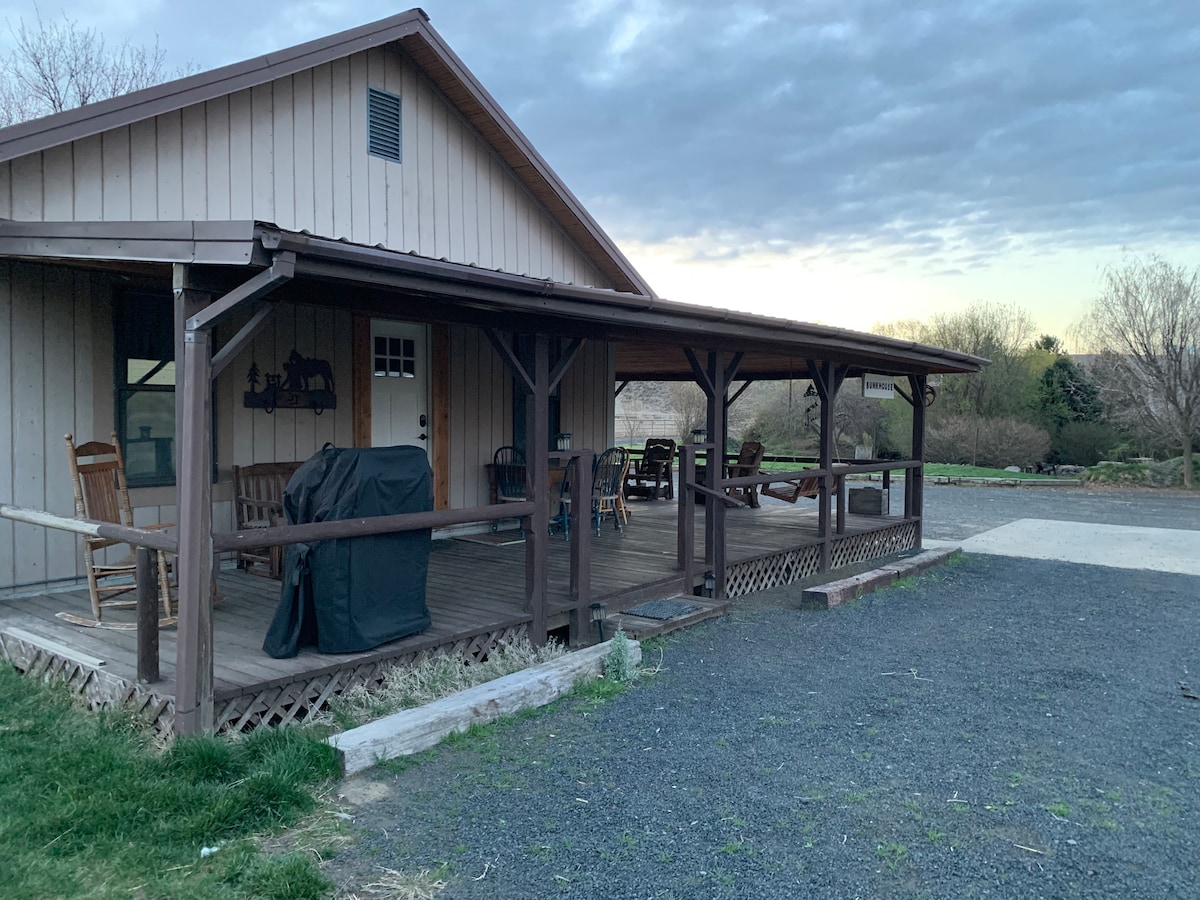 Pedersen Family Ranch的Rustic Cowboy Bunkhouse