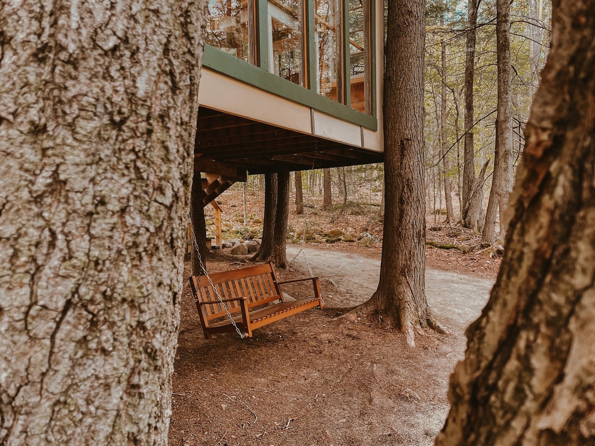 Hemlock Hideout Treehouse - New Hampshire Camping