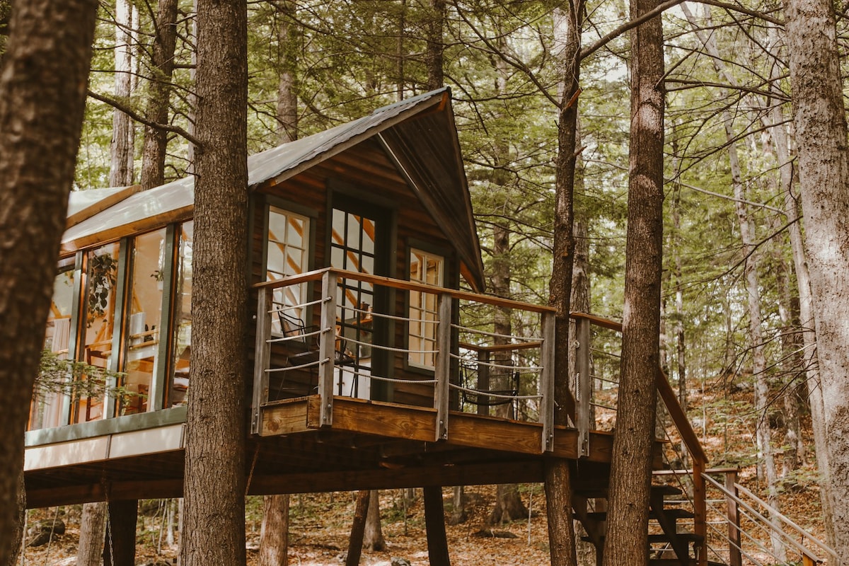 Hemlock Hideout Treehouse - New Hampshire Camping