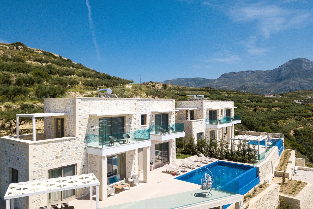 Three luxury villas | close to the beach, sleep 21