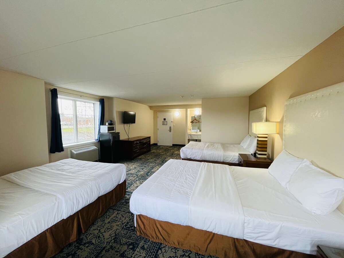 Room with 3 Queen beds at Falls Lodge & Suites