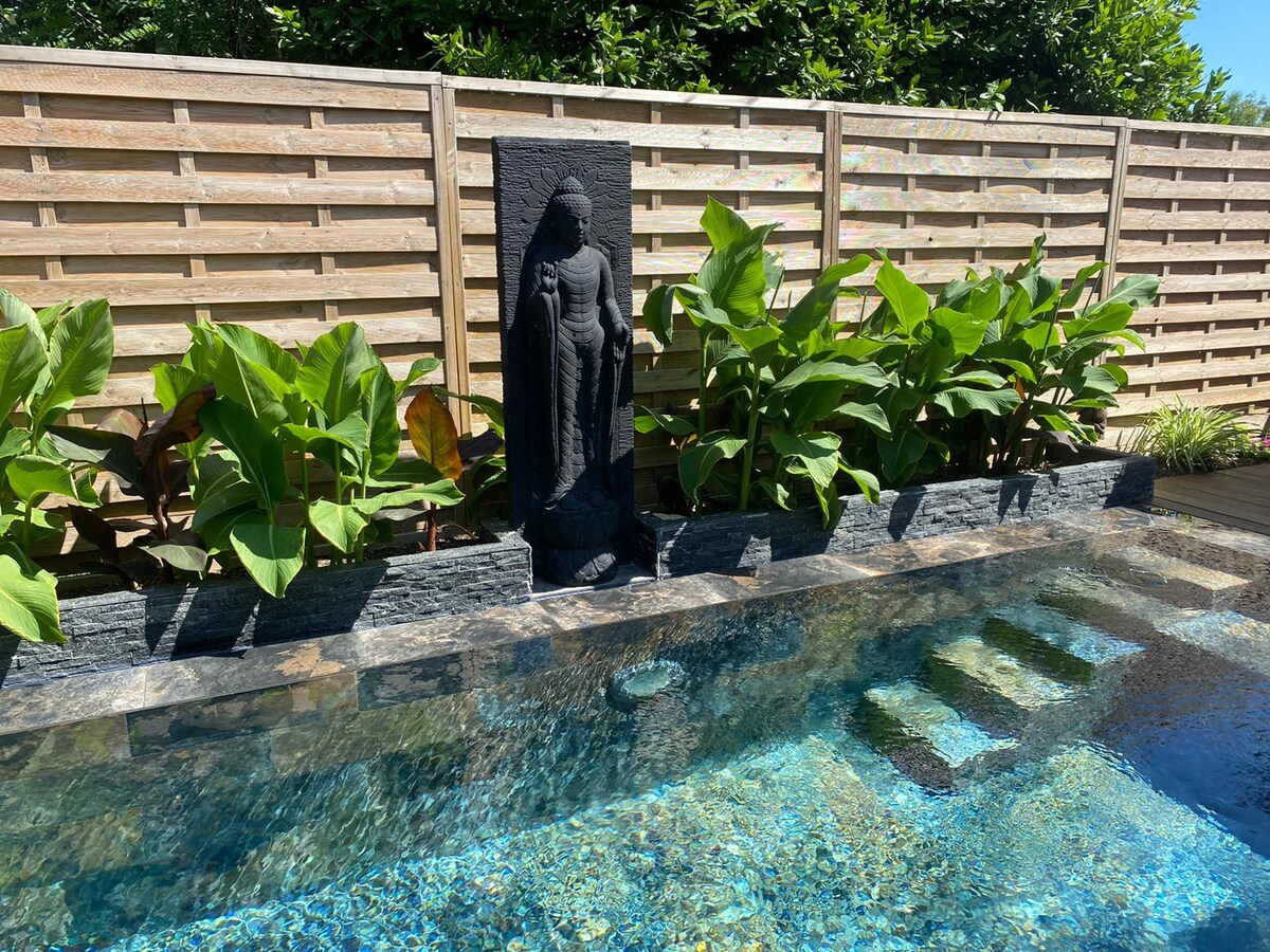 带私人花园和巴厘岛泳池的公寓